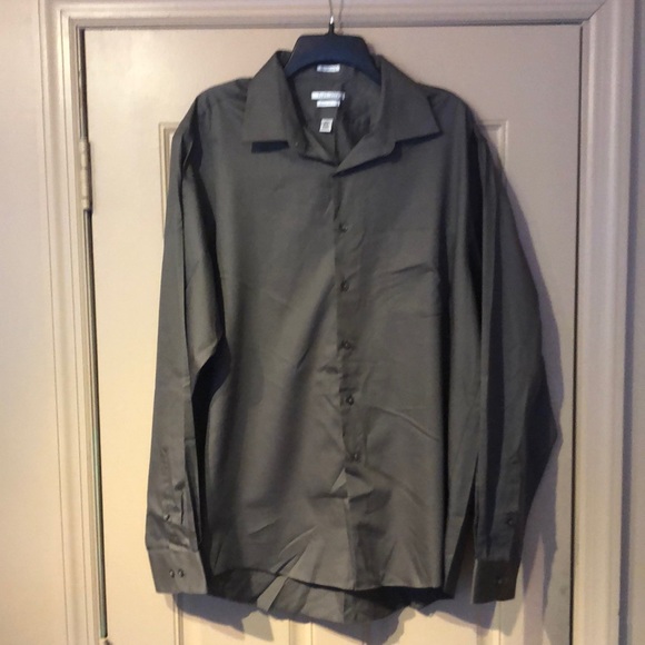 Van Heusen Other - Van Heusen regular fit button down shirt